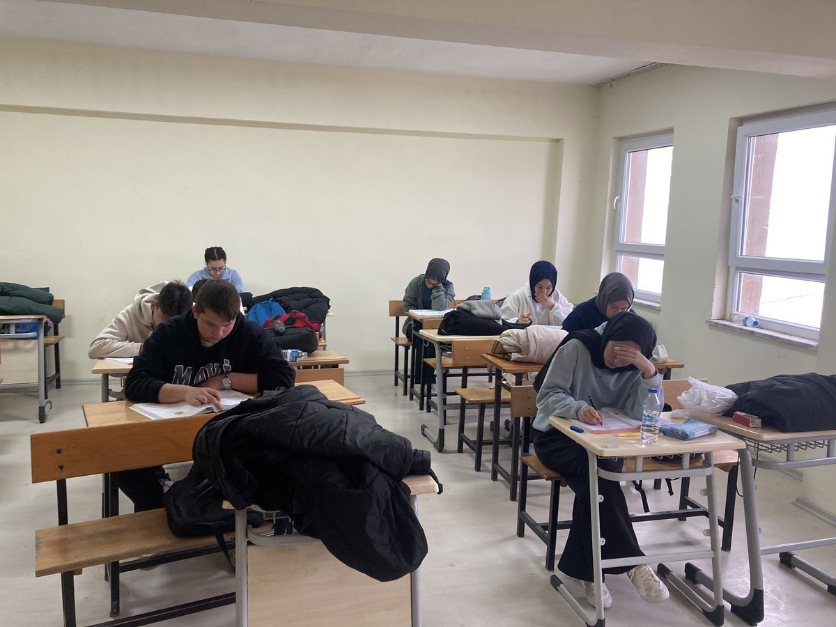 fuatagdag's tweet photo. BİL-EN programı kapsamında YKS’ye hazırlanan öğrencilerimiz, Hedefe bir adım daha yaklaşmak için Şubat ayı soru çözme kampında. Unutmayın, kader gayrete aşıktır. @sefikaygol @MustafaSamiAkyl @OsmKaymakamligi @osmanelimem https://t.co/fYCY8bJM6z