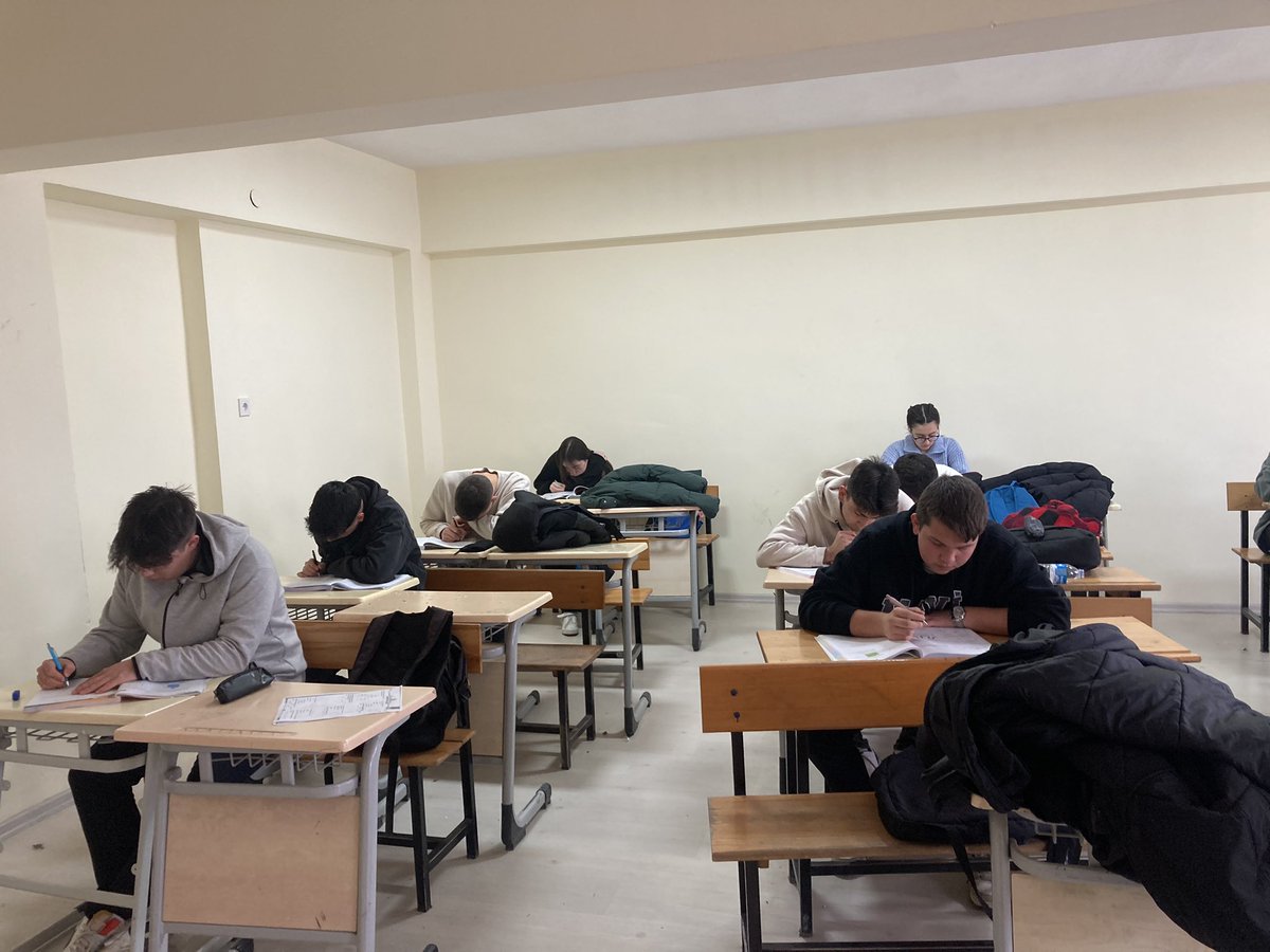 fuatagdag's tweet photo. BİL-EN programı kapsamında YKS’ye hazırlanan öğrencilerimiz, Hedefe bir adım daha yaklaşmak için Şubat ayı soru çözme kampında. Unutmayın, kader gayrete aşıktır. @sefikaygol @MustafaSamiAkyl @OsmKaymakamligi @osmanelimem https://t.co/fYCY8bJM6z