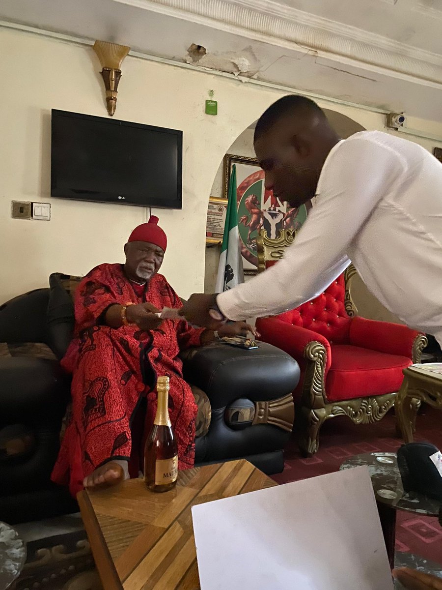 Libera_nig's tweet photo. #YERP_Naija

In Owerri, Imo State Capital, our team paid an advocacy visit to HRM Eze Dr. Innocent C. Opara (Oshimiri), the Traditional Ruler of Orji Ancient Kingdom in Owerri North LGA. https://t.co/ukRo2YuTZn