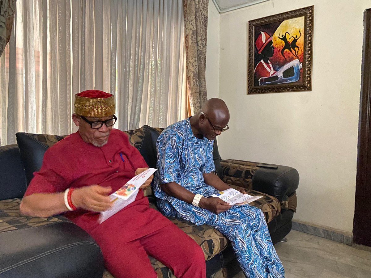 Libera_nig's tweet photo. #YERP_Naija

In Owerri, Imo State Capital, our team paid an advocacy visit to HRM Eze Dr. Innocent C. Opara (Oshimiri), the Traditional Ruler of Orji Ancient Kingdom in Owerri North LGA. https://t.co/ukRo2YuTZn