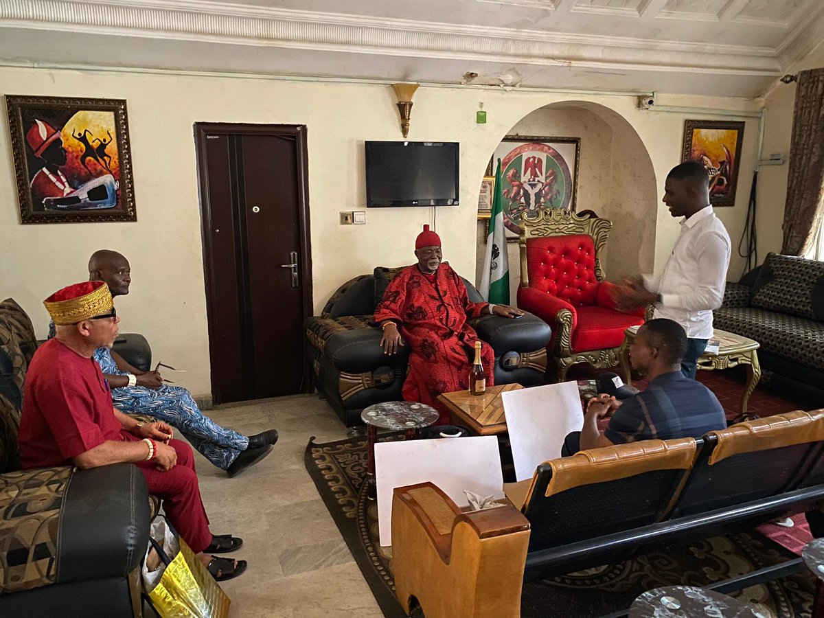 Libera_nig's tweet photo. #YERP_Naija

In Owerri, Imo State Capital, our team paid an advocacy visit to HRM Eze Dr. Innocent C. Opara (Oshimiri), the Traditional Ruler of Orji Ancient Kingdom in Owerri North LGA. https://t.co/ukRo2YuTZn