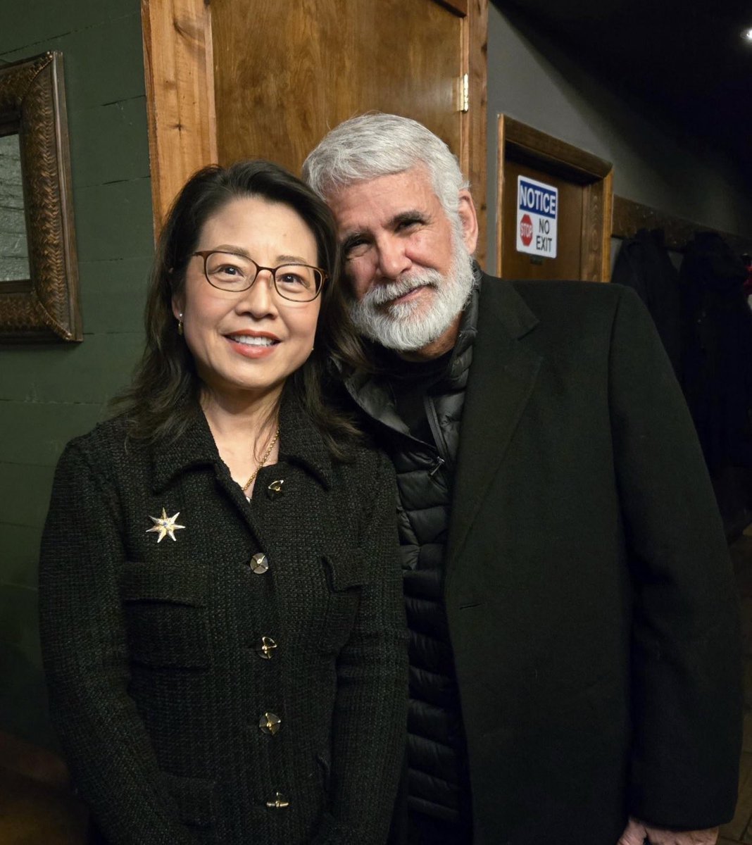 我一直认为Eglise医生是好人，忽悠写信是一时糊涂，现在看起来不像好人。我不知道这位罗伯特•马龙先生是谁，只知道很多人跟他合影。
既然Eglise医生骂过他，就不要跟他合影啦！