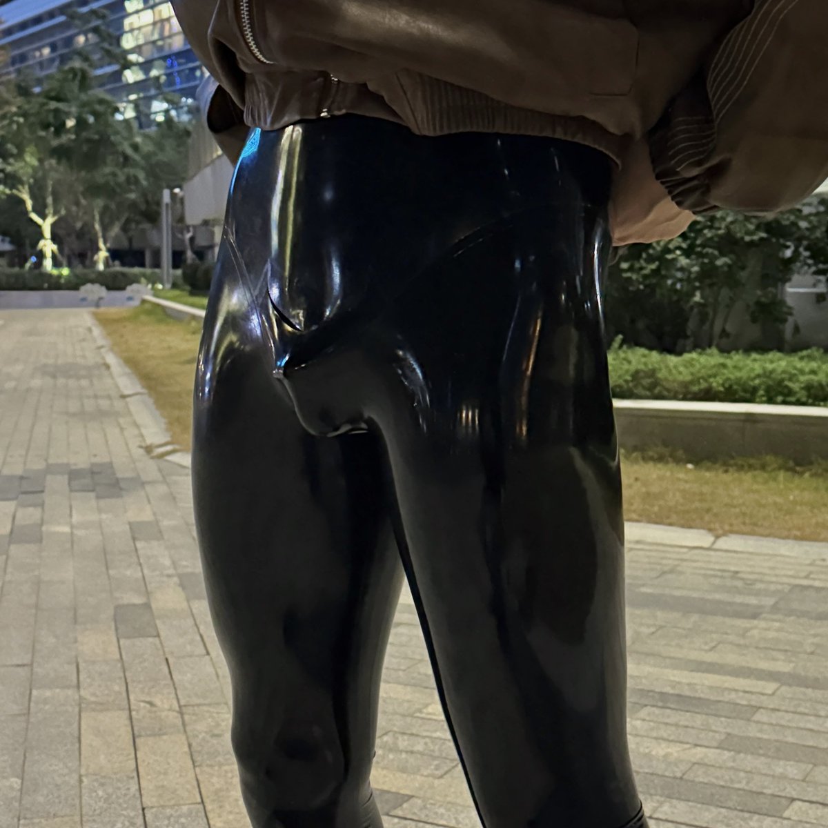 穿着又薄又贴合的胶衣外拍
冷风吹在下半身的感觉太羞耻了🤤
感谢<a href="/TheKinxKlub/">KinxKlub 清奇社</a> 的胶衣