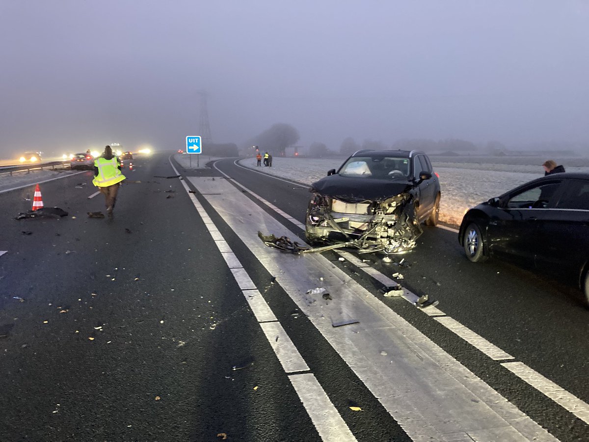 Vanmorgen is op de #N33 mijn dienstauto aangereden terwijl ik een ongeval aan het beveiligen was. Door dezelfde 🚙 werd ook een politieauto geraakt. Gelukkig geen gewonden, al zit de schrik er wel weer behoorlijk in. Wat als mijn dienstauto er niet had gestaan. Pfff <a href="/RWS_NN/">Rijkswaterstaat Noord-Nederland</a>