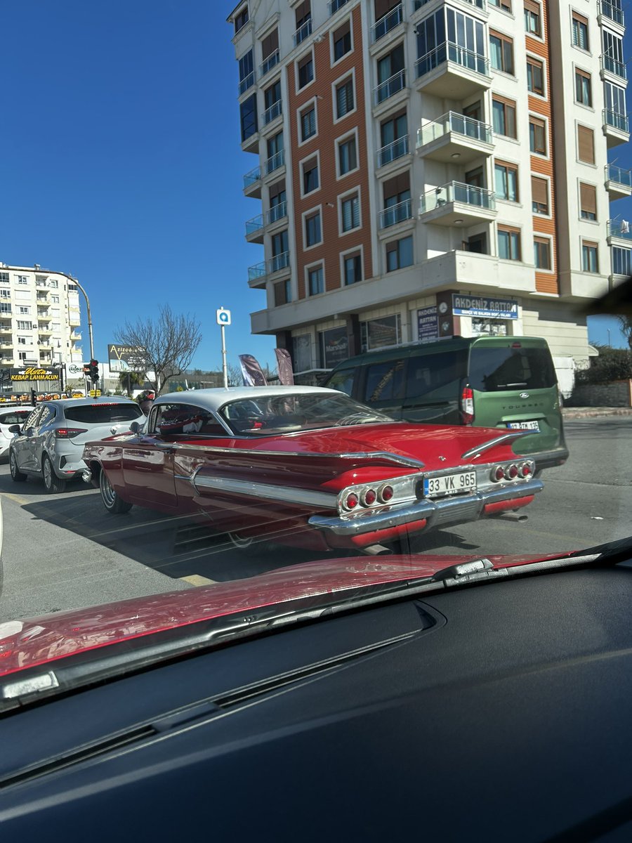 Elektrikli arabalar kenarda şarj olurken şu güzellik ile bi sahil yolu turu atmak... Var bir hayalimiz