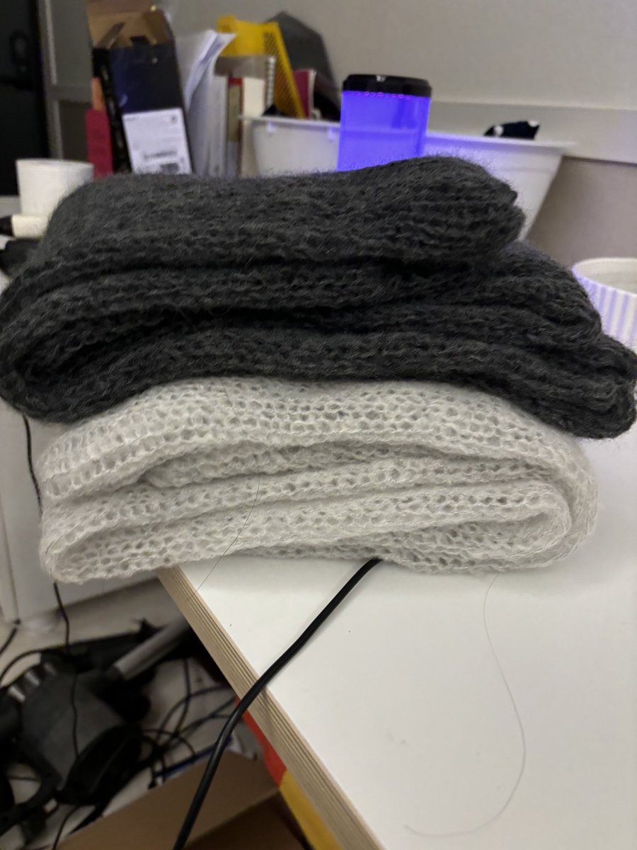 ~근황~
니팅머신을 샀는데 이걸로 가지고있던 캐시미어 100%실로 목도리를 떴더니 반응이 너무 좋았고...
목도리 7개 주문을 받다
ㅋㅋㅋㅋ하 너무 바쁨.. 이제 주문은 그만 받아야겠음 나 옷떠야되~~~~