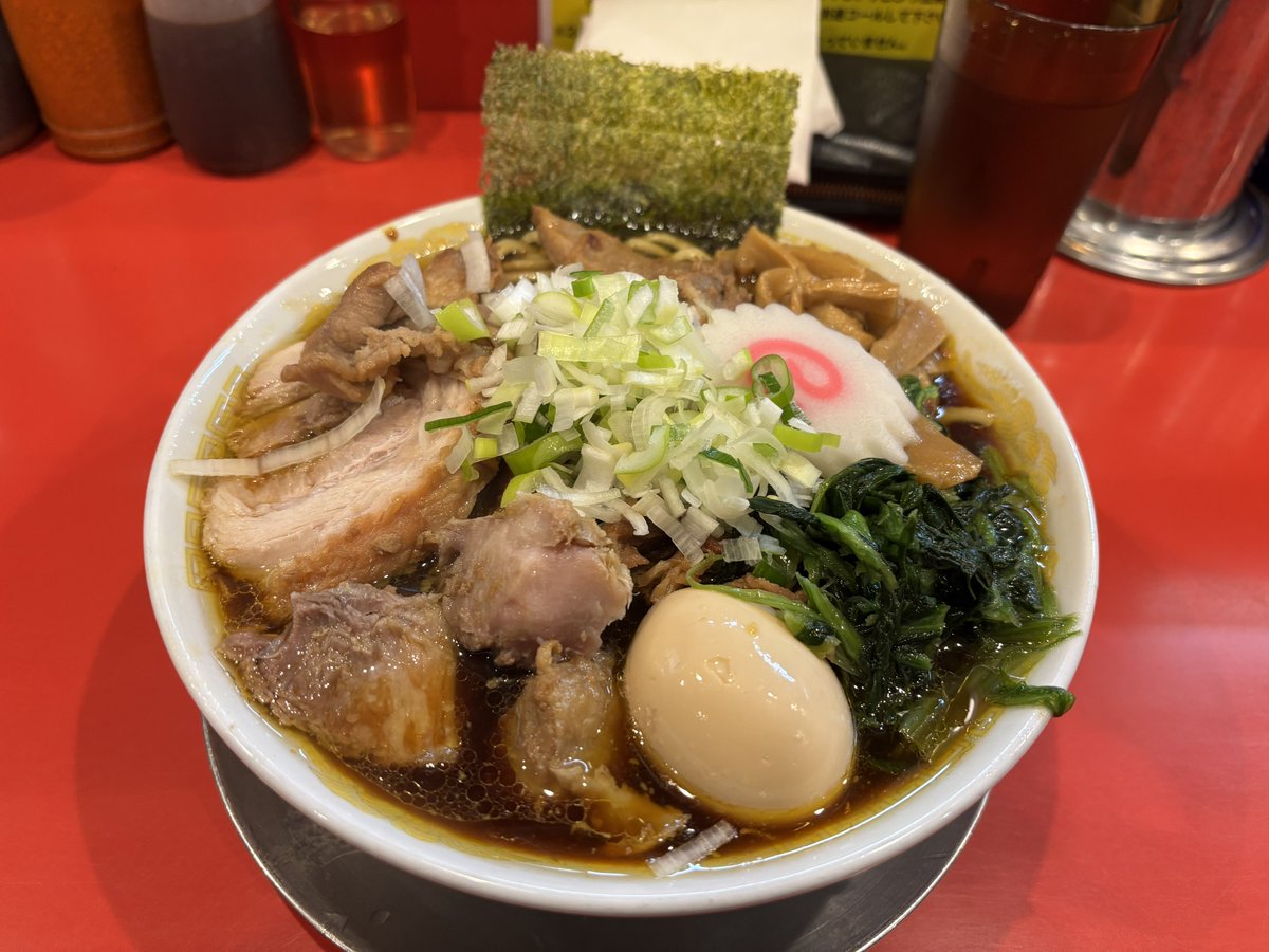 NWgn0825's tweet photo. ジャンプ🍜
限定 クソバカチャーシューメン 大
お袋さん薬届けてから来たのでまだあってよかった
スープ並々でもすっごく美味しい
チャーシューで麺見えない
下から麺出すと専用細麺がスープに絡みすっごく美味い
箸入れる度にチャーシューに当たる
端豚あり肉感あり色々チャーシュー旨
ご馳走様でした https://t.co/HFipwPFF60