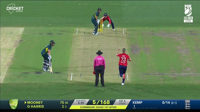 Amy Jones with lightning fast hands ⚡️ 📹 Credits: Twitter/cricketcomau