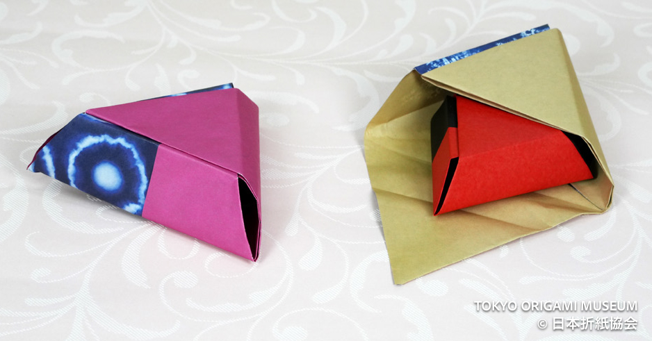 origaminoa's tweet photo. ２色の三角の箱 青柳祥子

ディディエ・ブールサンさんの「三角の箱」が大好きで、2000年ごろ、シドニーに住んでいるときからずっと折っていました。ふと正方形でもできないかと試みてみたら、２色の三角形の箱となり、尊敬するディディエさんのオマージュ作品となりました。（作者）
#月刊おりがみ https://t.co/FLl7rUJSg0