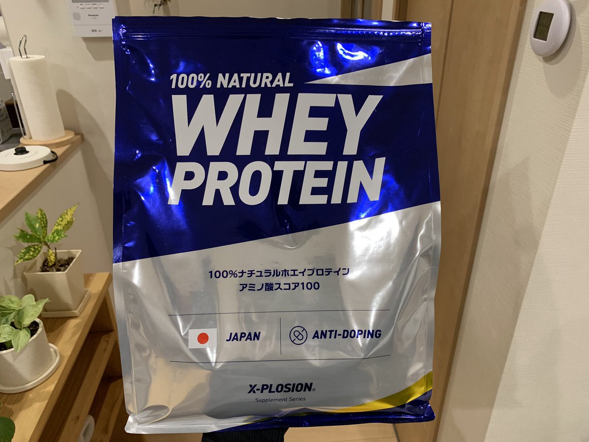 tannpakukennkyu's tweet photo. 【5分でできる超簡単プロテインクッキー🍪】

誰でも超簡単ににできるプロテインクッキー
を作りました。

《材料》
・プロテイン 30g（エクスプロージョン）
・卵 1個
・牛乳（少し）
・チョコチップ（個人的に必須）

①材料をボウルに入れて混ぜる。
②お皿にクッキングシート引いてその上に
　混ぜた材料をのせる。
③レンジ600Wで2分〜2分半
④ダイエットでも食べられるクッキー完成✨

5分でできるから試してみてね👍

#エクスプロージョン
#プロテイン
#エクスプロージョンアンバサダー第6期