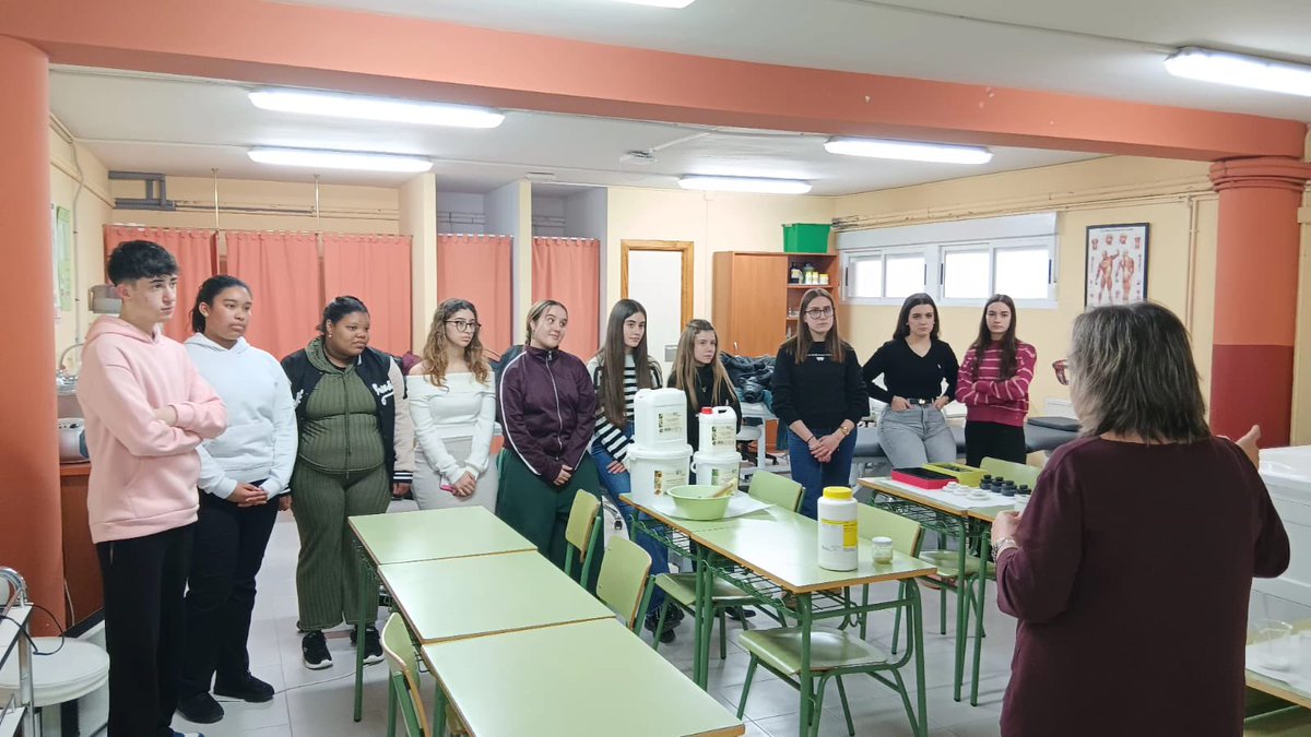Visita de 1° de bachillerato del IES Montes Obarenes para conocer los CGSuperior de sanidad, estética y automatización y robótica. Las profesoras y el alumnado les enseñaron los talleres y les contaron las salidas profesionales y prácticas que se imparten en los diferentes ciclos