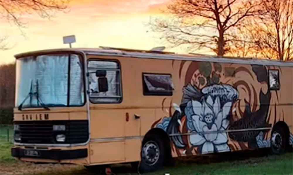 🚍 El sueño que se convirtió en pesadilla! Una familia francesa vendió todo para recorrer Europa en un autobús camper, una avería a las 4h de iniciar el viaje los dejó varados en un camping de Bretaña donde llevan más de 5 meses.
#VanLife 

🔗 s.mtrbio.com/ciedlvbezu