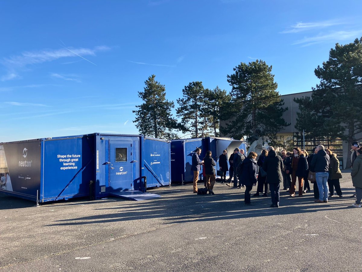 Boeing France (@boeingfrance) on Twitter photo Près de 1,000 écoliers et collégiens ont pu bénéficier de la @newtonroom - une salle de classe innovante mobile installée au collège Les Plaisances à Mantes-la-Ville, soutenue par <a href="/BoeingFrance/">Boeing France</a>, développée par @FirstScandinavia et déployée par <a href="/LeoLagrange/">Fédération Léo Lagrange</a>.
De la programmation Près de 1,000 écoliers et collégiens ont pu bénéficier de la @newtonroom - une salle de classe innovante mobile installée au collège Les Plaisances à Mantes-la-Ville, soutenue par <a href="/BoeingFrance/">Boeing France</a>, développée par @FirstScandinavia et déployée par <a href="/LeoLagrange/">Fédération Léo Lagrange</a>.
De la programmation