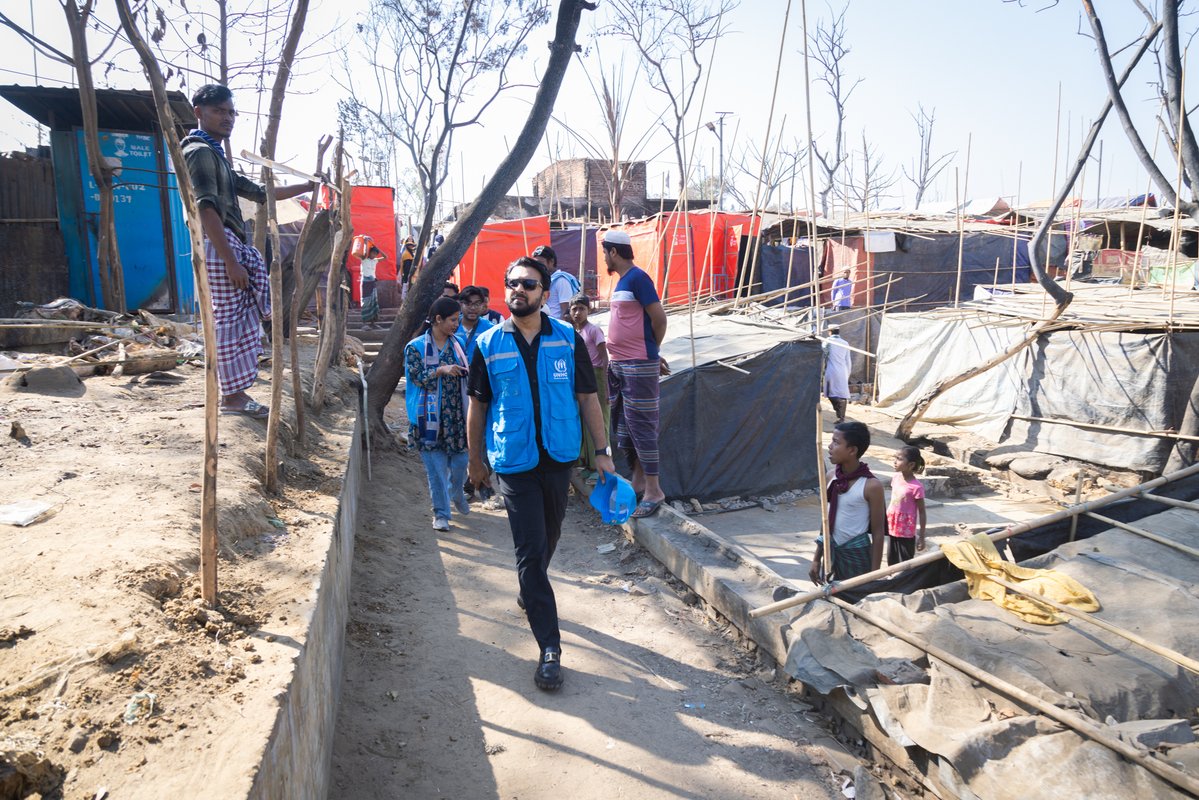 UNHCR_BGD's tweet image. This week our Goodwill Ambassador @TahsanKhan visited the #Rohingya refugee camp where a fire destroyed 100s of shelters in December.

He talked to refugees who began to rebuild their lives from the ashes&amp;amp; refugee first responders who made a huge difference when it counted most💙