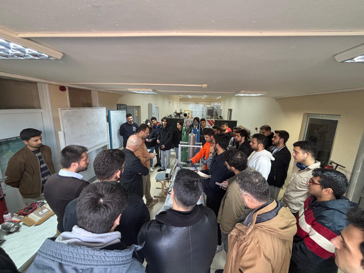 cukurovaedutr's tweet photo. Roketsan’dan Sn. Burhan Şahin Murat Bayramoğlu ve Novart’tan Sn. Ömer Uçar, Üniversitemiz 1,5 Adana Roket Takımının İTKİ Ekibi’nin “Sıvı Yakıtlı Motoru” çalışmasını incelemek ve mentörlük vermek üzere ziyaret etti. https://t.co/u1RWTWCXwx