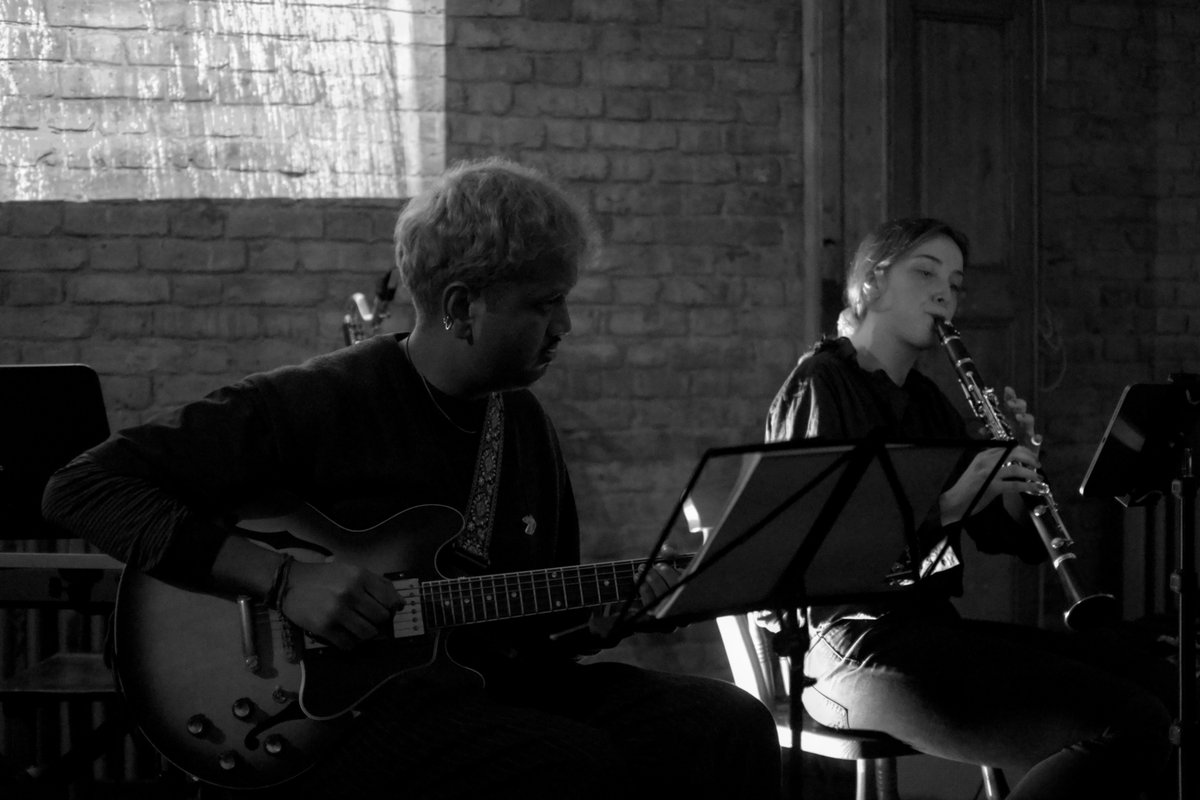 TerraInvisus's tweet image. Shower Music ✅
We loved performing this programme of music &amp; appreciate all the lovely folk who joined us for it!
Special shoutouts to Saurabh Shivakumar on tech &amp; 🎸, Nicolas Hann on 🎷, &amp; Stefano Fiacco for 📸
Join us on the 23/03 for our final residency show @omnibustheatre