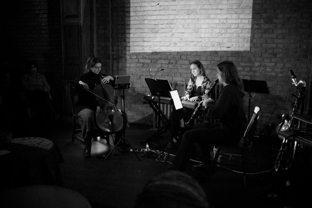 TerraInvisus's tweet image. Shower Music ✅
We loved performing this programme of music &amp; appreciate all the lovely folk who joined us for it!
Special shoutouts to Saurabh Shivakumar on tech &amp; 🎸, Nicolas Hann on 🎷, &amp; Stefano Fiacco for 📸
Join us on the 23/03 for our final residency show @omnibustheatre
