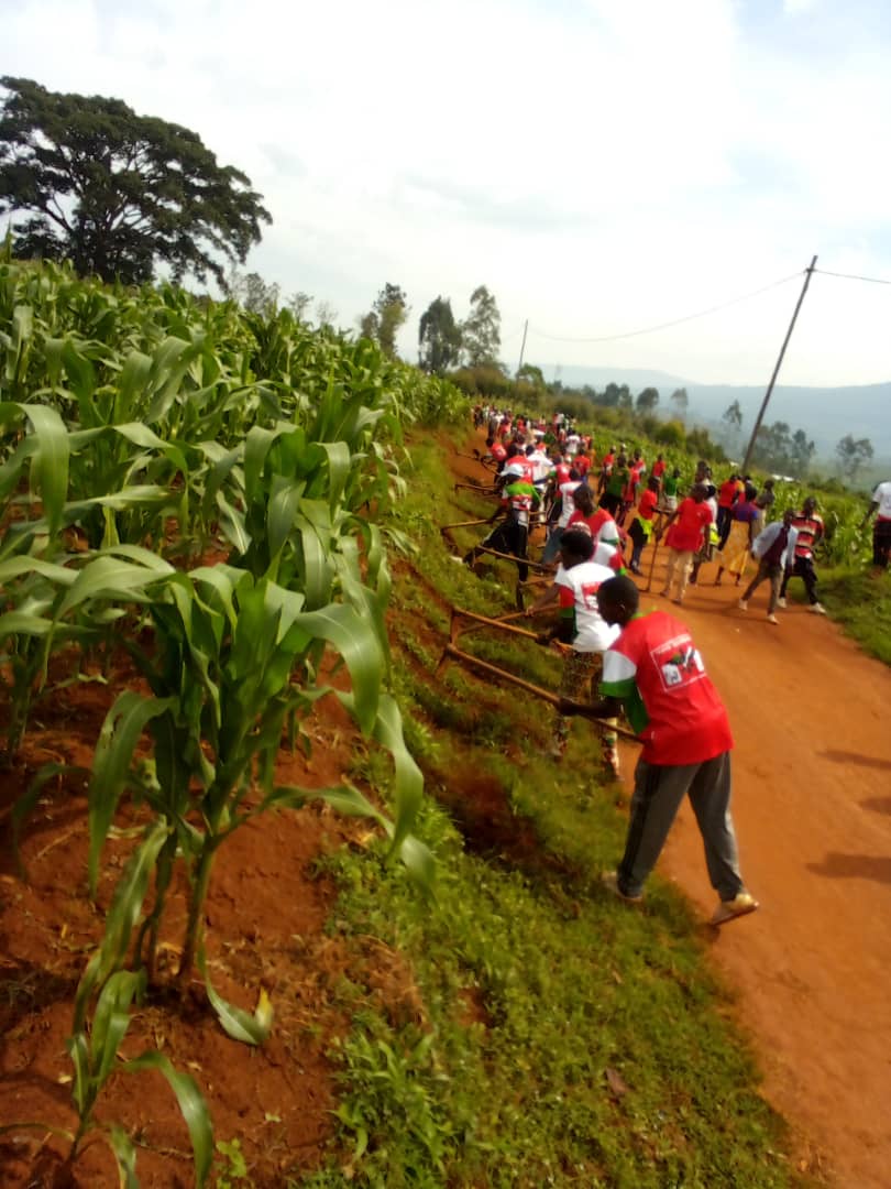 GitegaVuturaa's tweet photo. 2.Uwo mugirwa watangujwe n'ibikorwa vy'iterambere rusangi vyo gusibura ibarabara riri hafi y'isoko ya #Bitare mu ntumbero yo kwitaba akamo k'umukuru w'Igihugu @GeneralNeva gahamagarira Abarundi bose gusukura aho baba, bakorera no mu bibanza rusangi.
@Burundi1stLady
@OPDD_Burundi https://t.co/gyjAZRMgLa