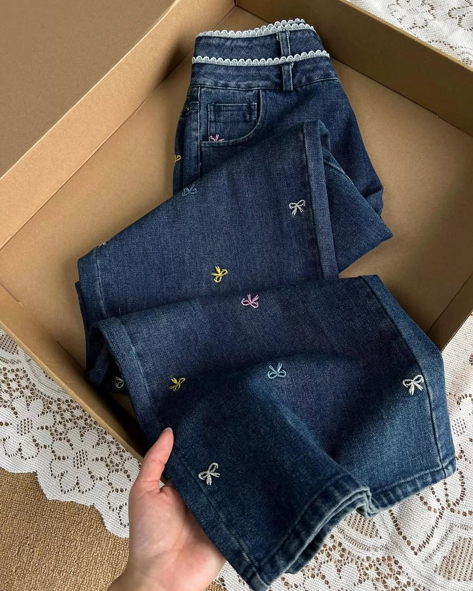 roxysshi's tweet photo. Nemu jeans coquette cantik model retro gini gampang di mix and match dengan outfit apapun, celana jeans biasanya awet dan bakalan kepake terus juga 🥰💖 https://t.co/eINvXO5Oq4