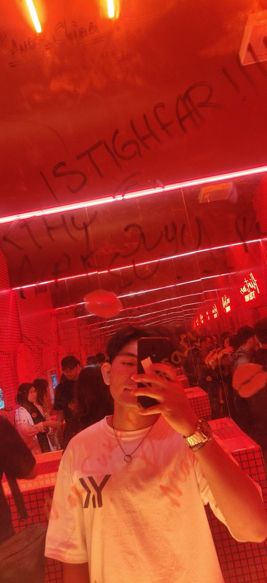 Im hot but just for some girl older than me🙊
Jangan culik aku kakkkk