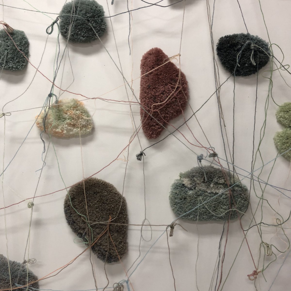 手を繋ぐ石を織りました🪨
2/7-11の卒展に出す作品の一部です。
沢山の人に長い糸を結んだりほどいたりしてほしい🤝