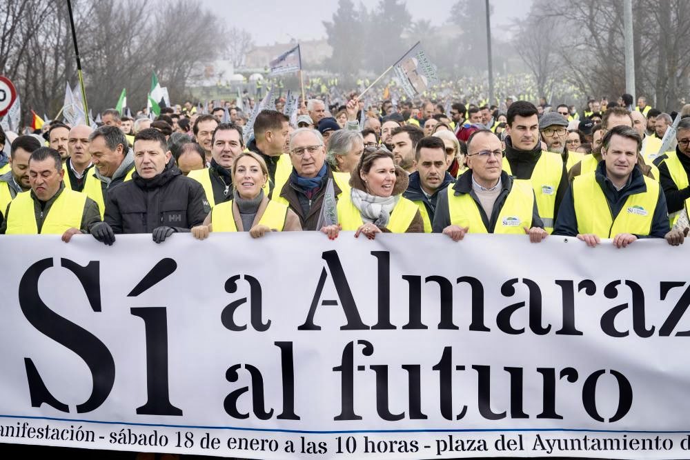 Defendiendo la central nuclear de Almaraz desde la cabecera de la manifestación junto a los alcaldes del entorno, de todas las tendencias políticas, y a la presidenta de Extremadura.