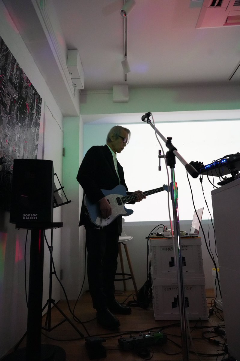 【佐藤理『多重人格』大団円ライブレポート！】
 1月18日、SOMSOC GALLERYにて<a href="/osd_word/">佐藤理 OSAMU SATO</a> 佐藤理個展『多重人格』の大団円ライブが開催されました！音楽と映像が交錯し、これまでにない混沌とした空間が創り出されました。