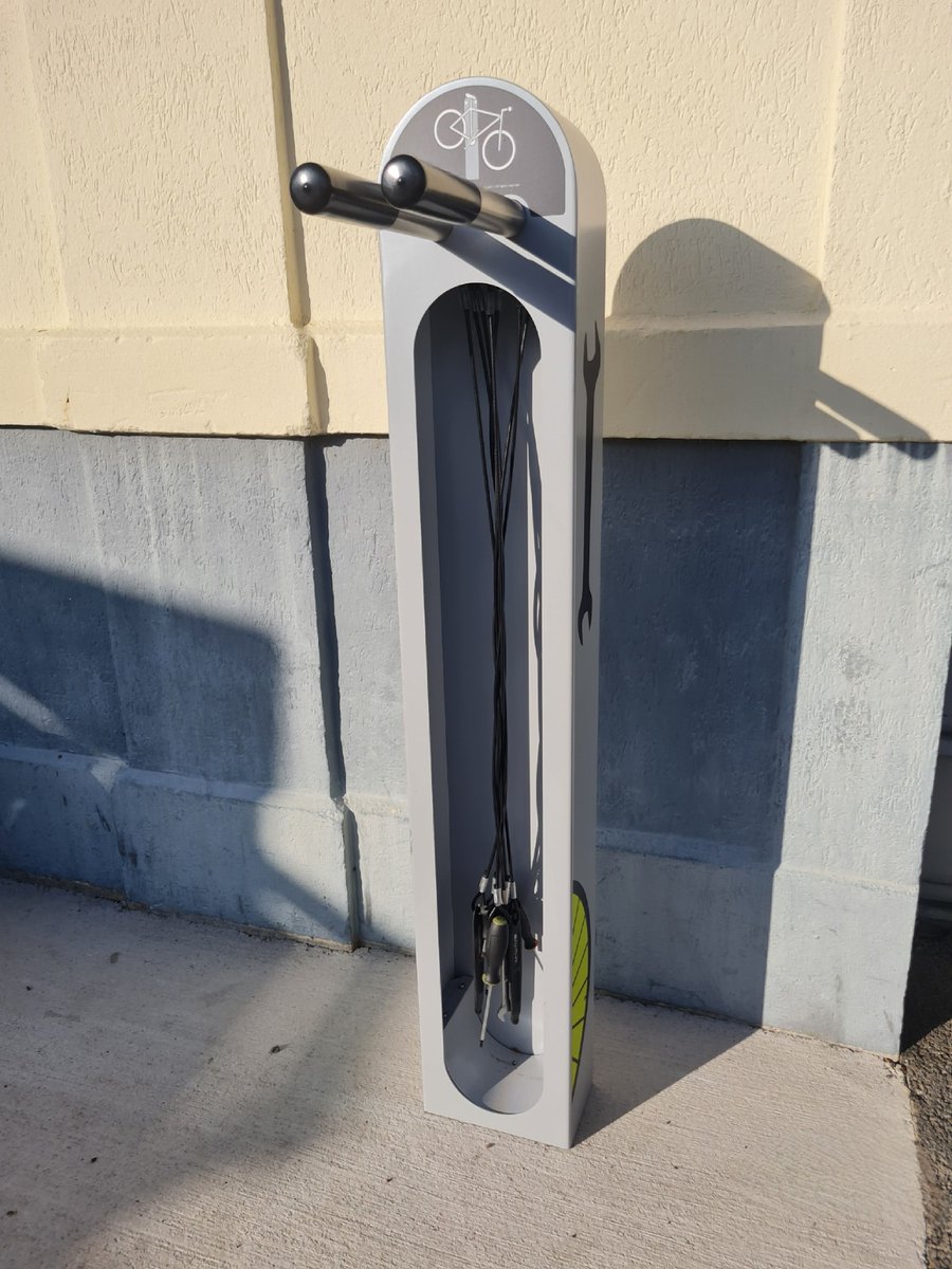altinnova's tweet photo. Une station de services cyclistes composée d'une station de gonflage vélo #AltaoPump + un totem de réparation #AltaoFix est désormais à disponible à proximité de la gare à Vichy 🔧🚲
#réparationvélo #gonflagevélo #pompevélo #accueilvélo #véloengare
📷 : https://t.co/7dlQM72aFt https://t.co/H7AFRYq9iL