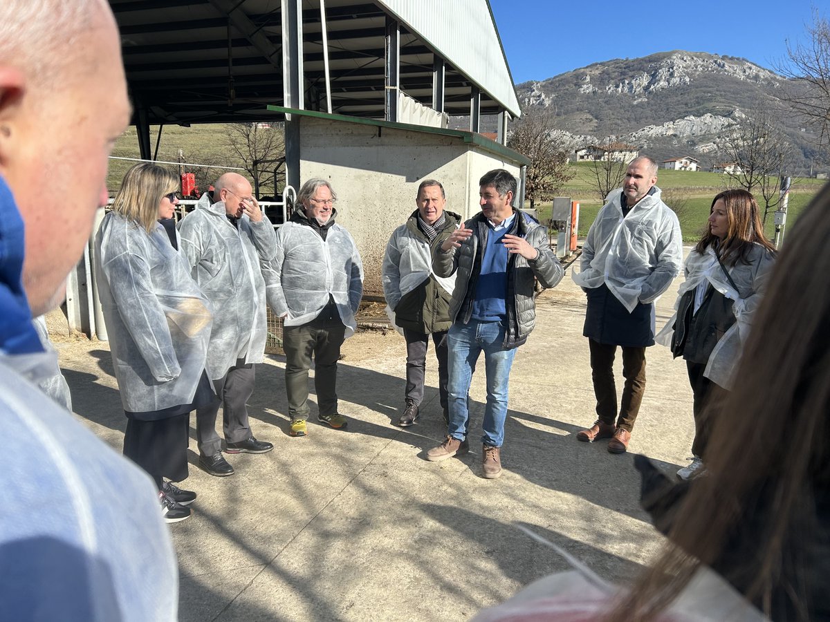 👏 La #FNF quiere agradecer a <a href="/Leche_Lacturale/">Lacturale</a> y a su presidente, Juanma Garro, por su disponibilidad y colaboración en el desarrollo de esta jornada de trabajo así como la visita guiada realizada.