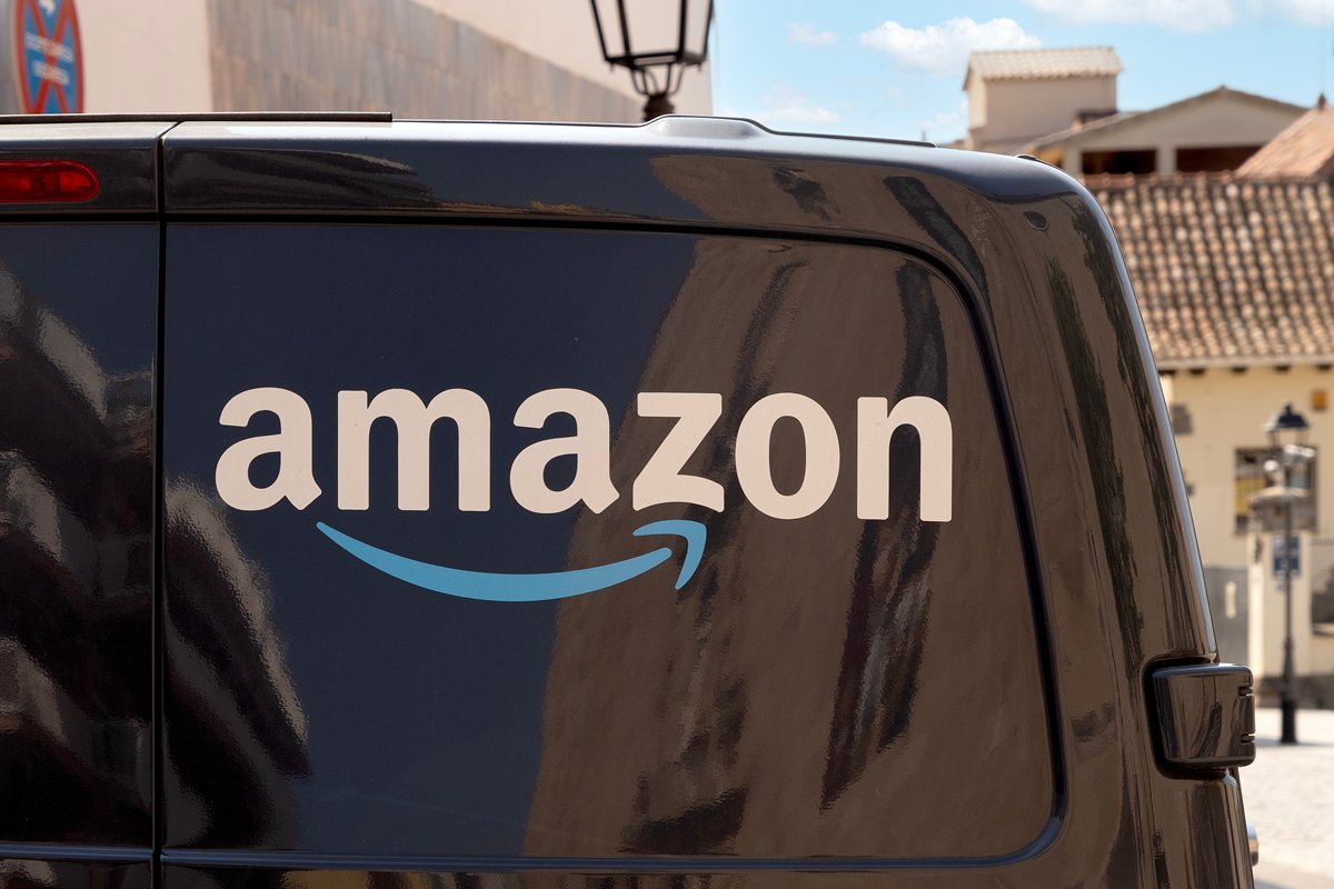 CommFuelNews's tweet photo. Amazon's Green Delivery Revolution!

Discover how Amazon's electric vans &amp; cargo bikes have travelled 19M+ miles, cutting emissions &amp; setting a new standard for sustainable logistics. 💡💚

https://t.co/KAY6pUQzQz

#Sustainability #EV #NetZero #CleanEnergy #GreenEnergy https://t.co/usChnfx5uT
