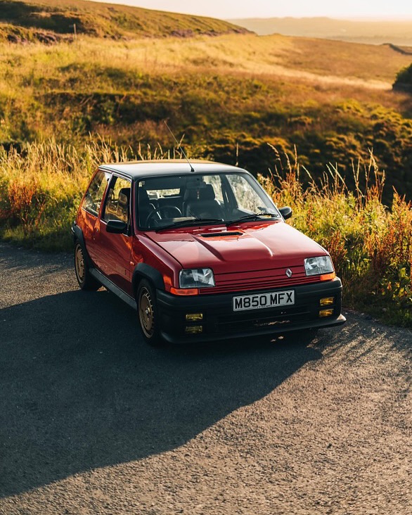 📷 This 90's icon has been transformed with an epic engine swap, upgraded fuel system, and loads of other mods that keep it true to its retro roots while adding modern performance magic.

#renault