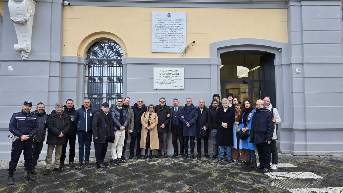 Questa mattina ho apposto una rosa rossa sulla lapide che ricorda l’assalto fascista al Municipio di Castellammare di Stabia il #20gennaio 1921: 6 morti, centinaia di feriti, lo scioglimento della giunta rossa del sindaco socialista Pietro Carrese. Per non dimenticare