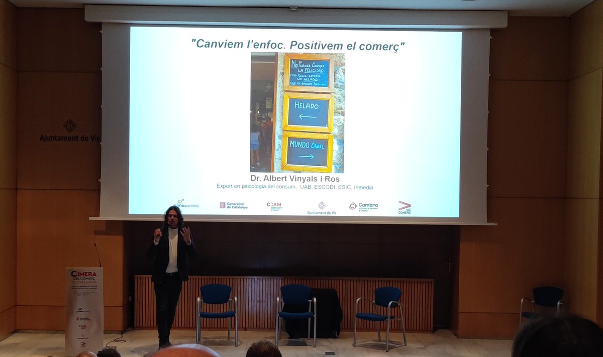 "Canviem l’enfocament. Positivem el comerç!"
Dr. Albert Vinyals (<a href="/AlbertVinyals/">albert vinyals bruna</a>), expert en psicologia del consumidor, ens recorda la importància d’un enfoc positiu per revitalitzar el comerç local. Psicologia, neuromàrqueting i optimisme per afrontar reptes. 🌟 #CimeraComerç2025