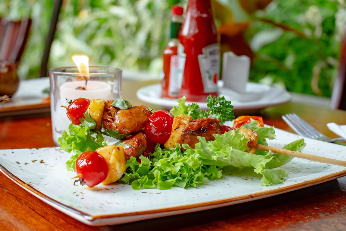thehickory_kla's tweet photo. Start your week with a little adventure! These mini chicken caprese skewers are the perfect bite-sized indulgence to elevate your day. 🤤🍗
#TheHickory #chefspecials #MondayLunch https://t.co/QfNmeTUE3T