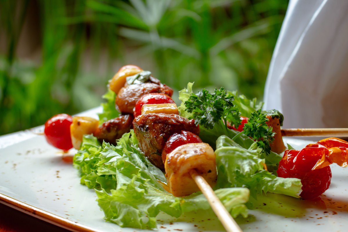 thehickory_kla's tweet photo. Start your week with a little adventure! These mini chicken caprese skewers are the perfect bite-sized indulgence to elevate your day. 🤤🍗
#TheHickory #chefspecials #MondayLunch https://t.co/QfNmeTUE3T