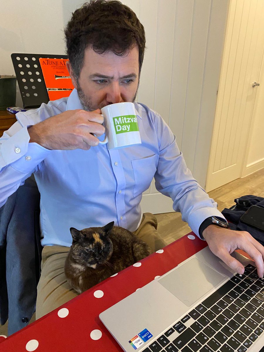 ☕ Mitzvah Day CEO Stuart Diamond has put on the kettle and is spending this #BrewMonday morning checking in with friends.

He said: "Every day is a good day for a cuppa and a catch-up with someone you care about. A quick chat can make a huge difference."

#MitzvahDayBrewMonday