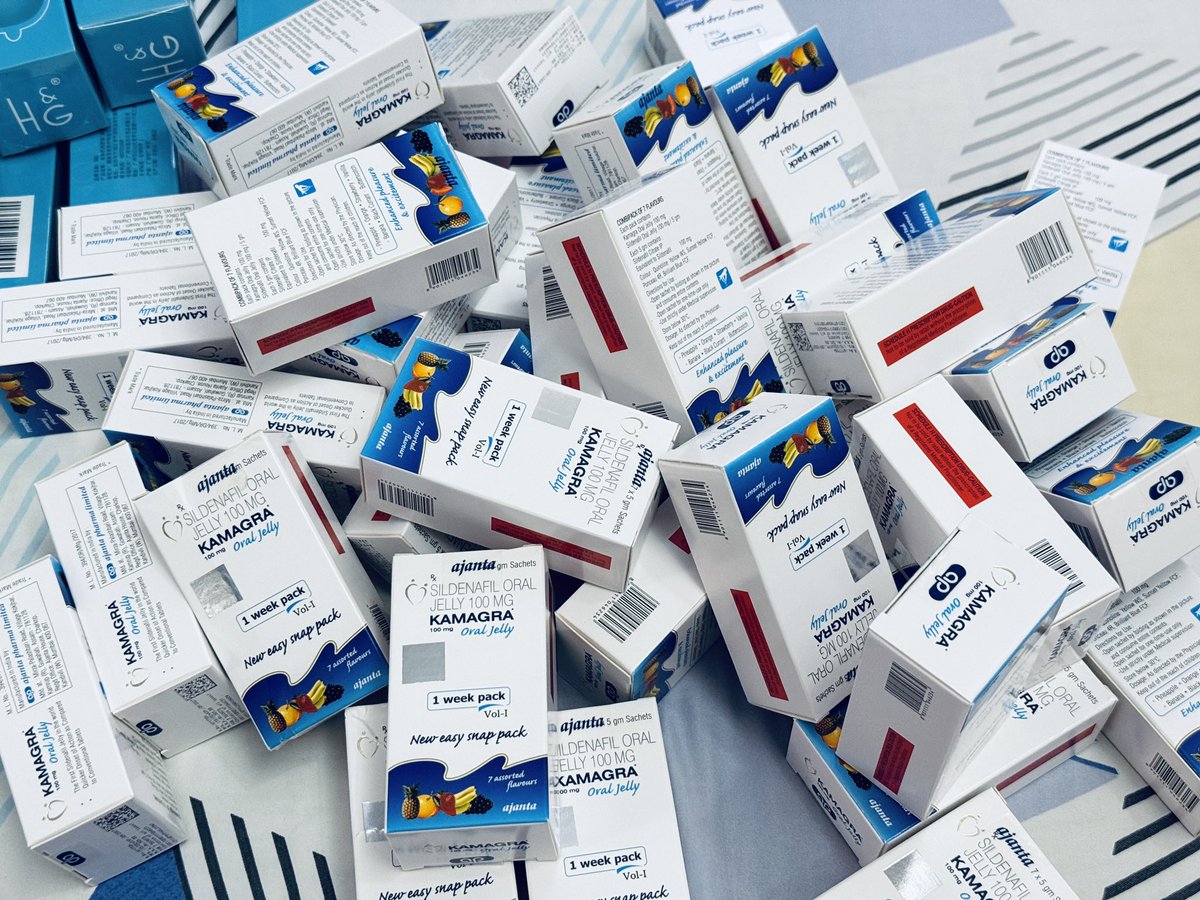 Jelly đã có hàng lại rồi nha ae ... 
Hộp có 7 gói 7 vị hương trái cây dễ uống, khoảng 20p là chiến được r nha ae.
Công dụng: ae nào khó cứng nhanh xìu, mau ra thì dúng nó sẽ giúp cho ae dễ cương và cứng cáp hơn tối đa được kích thước của thằng e, tăng tgqh.