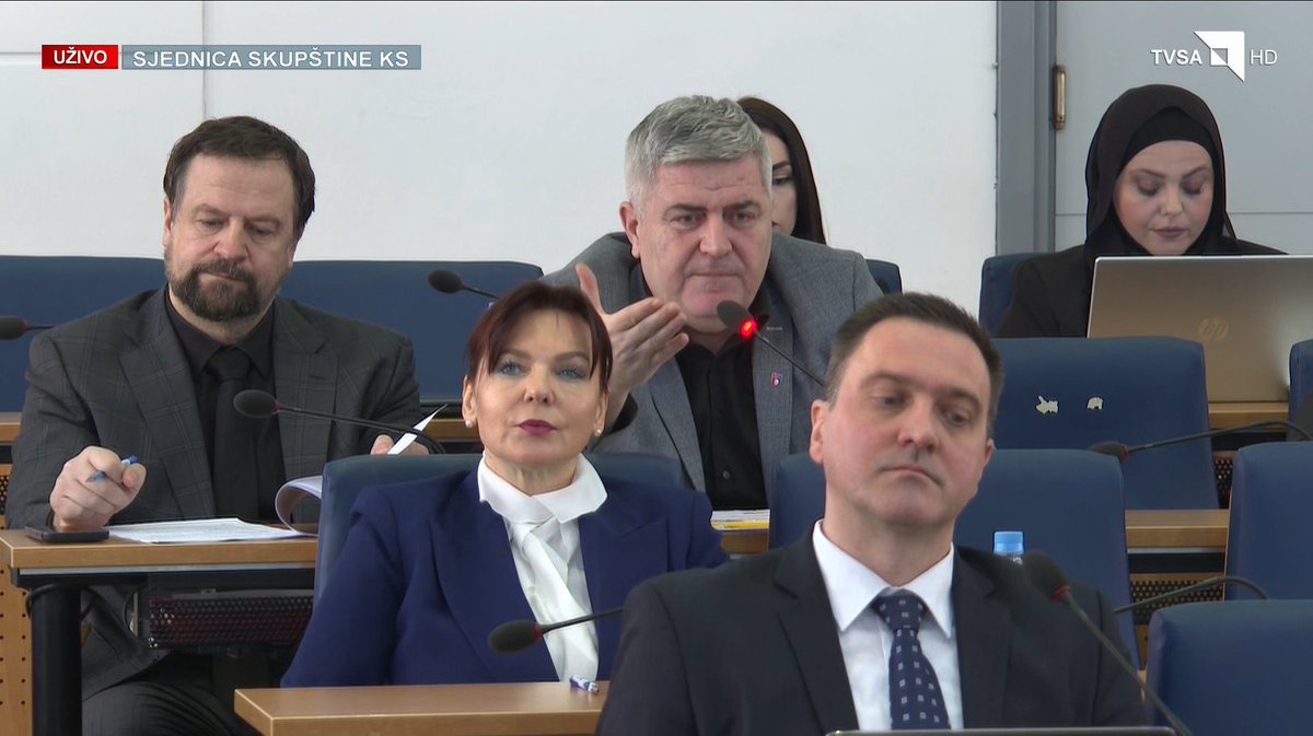 shitbastersi's tweet photo. Šta je nakon čitanja dokumenta planirao reći #zastupnik #Šaljić / SBiH, ostat će tajna. #skupštinaKS https://t.co/9Vchxdvc9s