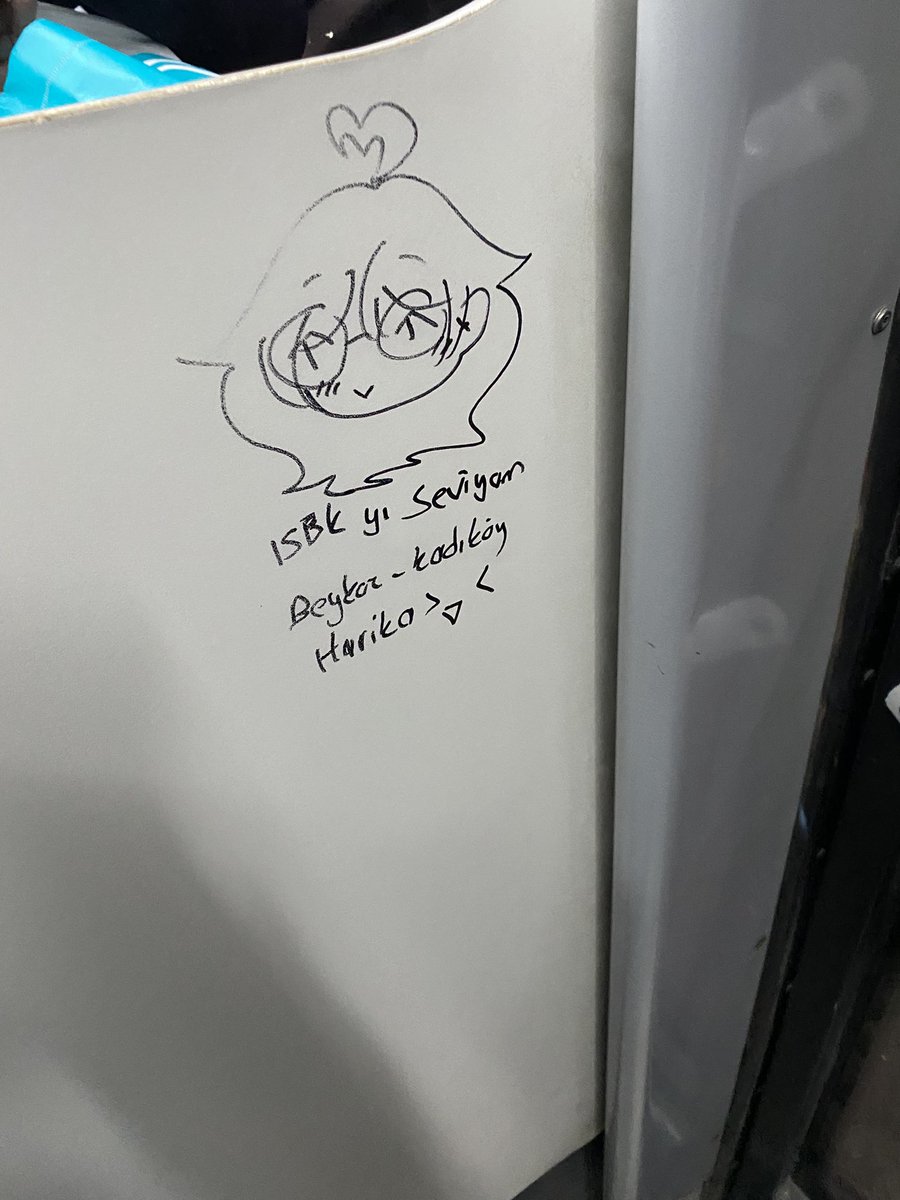 heraetoile's tweet photo. olm biri beykozda her yere bunları çiziyo. pokemon gibi topluyorum bunları son 2 aydır yaşam amacım bu https://t.co/ewam43VczS