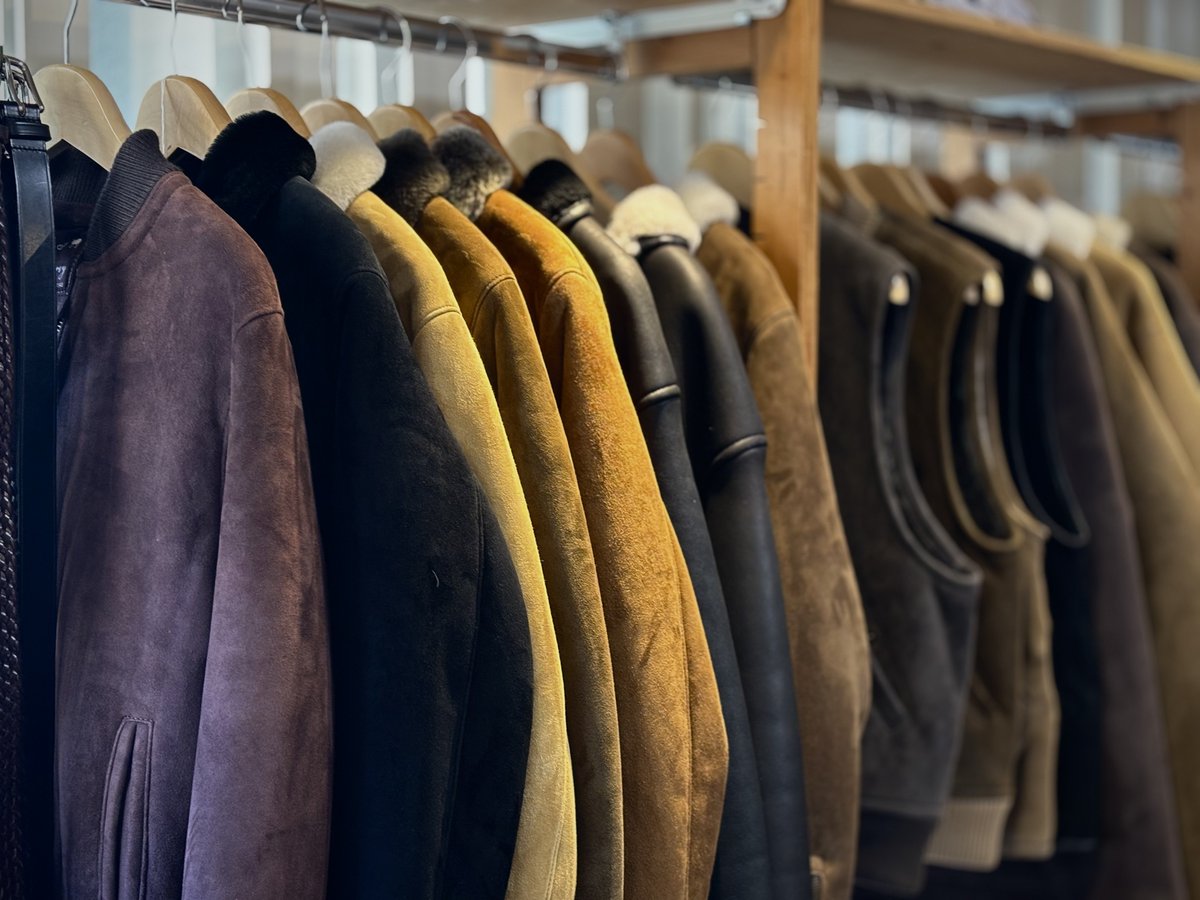 shogohesaka's tweet photo. Griffin International 2025 A/W Exhibition
バリエーション豊富なムートンがいくつもあり、スタイリングに取り入れたい型が見つかった。レディースよりもむしろメンズの方が動きが良いというのは意外だった。
羊のドアストッパーは連れて帰ってくれといつも訴えかけてくる…
#Owen Barry
#BEORMA https://t.co/sYZYfIkEWi