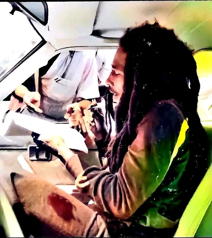 Babujibaba's tweet image. “Hypocrites and parasites, will come up and take a bite. And if your night should turn to day, a lot of people would run away.” #WhoTheCapFit

📷 by #AdrianBoot
© Fifty-Six Hope Road Music Lyd 👑🎤🎸🪘💚💛❤🌿🔥