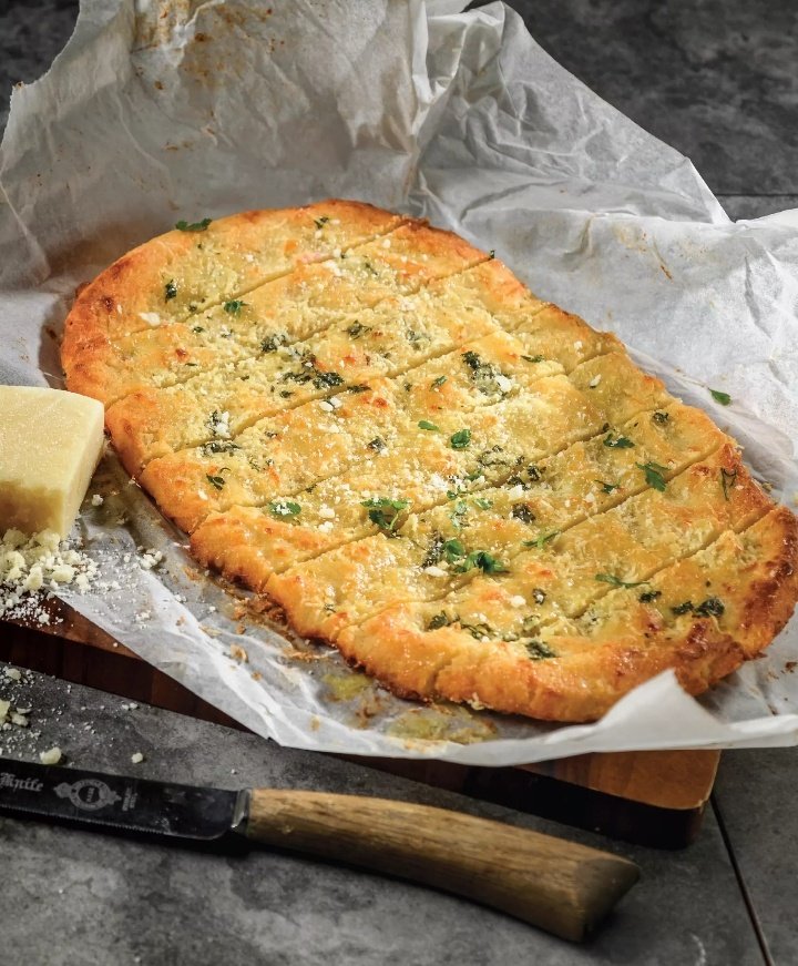 Lowcarbjiji's tweet image. Garlic bread, this one's for you! 🧄🧀 Satisfy your cravings with this low-carb, cheesy garlic bread recipe that’s keto-friendly and packed with flavor. Whether as a snack, a side dish, or even a pizza base, this recipe will blow your mind! 🍞

#KetoRecipes #GarlicBread #LowCarbL