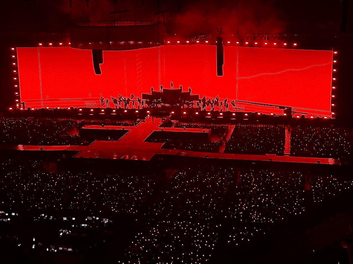 mweng415's tweet photo. 4층에서 찍은 더모멘텀
공연 며칠전까지만해도 그라 가고싶어서 양도해달라고 찡찡댔었는데 포기하고 4층 결제한 거 올해 제일 잘한 일이 됐다
만족도가 이렇게 높은 공연은 처음이다
우리칠이 고민하고 공들여서 만든 결과물을
1000프로 아니 그 이상으로 보답받은 기분 https://t.co/dbrYvpVykB