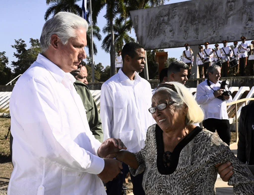 Frank16726439's tweet photo. Nuestro Presidente junto al pueblo de Holguín en el homenaje póstumo a los 13 jóvenes caídos en el cumplimiento del deber.

#CubaHonra https://t.co/CVFcjFvgO3