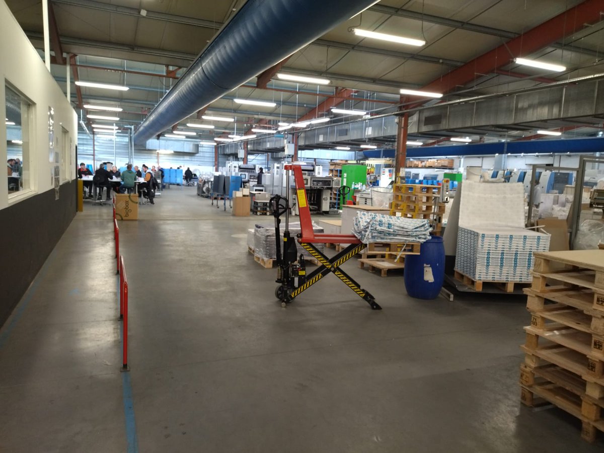 MayenneEcoSolid's tweet image. Visite de l'Imprimerie Solidaire de @SLefoulon et Christian Briand à #Martigné #mayenne 

Engagée dans l'économie sociale et solidaire, l'imprimerie intègre avec succès des travailleurs et travailleuses en situation de handicap.

Merci pour nos cartes de vœux 2025 👏