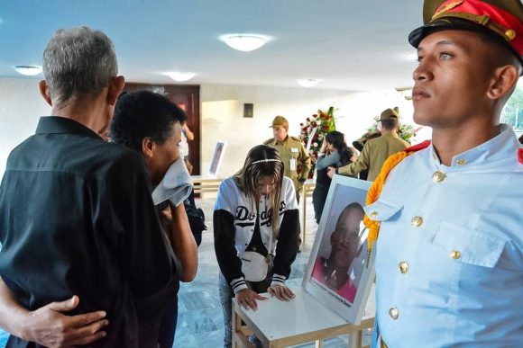 Desde la Plaza de la Revolución "Mayor General Calixto García", en la provincia de #Holguín, #CubaHonra a los 13 valientes compañeros fallecidos en el intento de sofocar el incendio en una obra que almacenaba material de guerra en la Región Militar de Holguín.