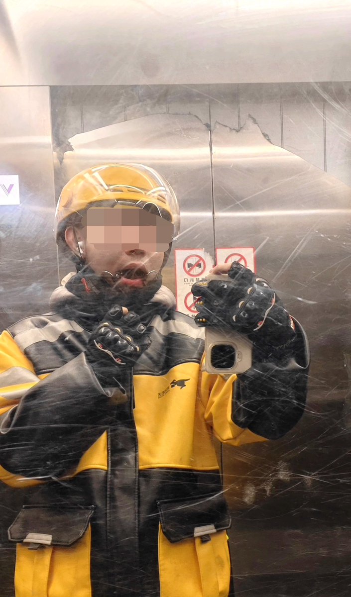 揭开面罩，没想到是戴着口塞呐🤐