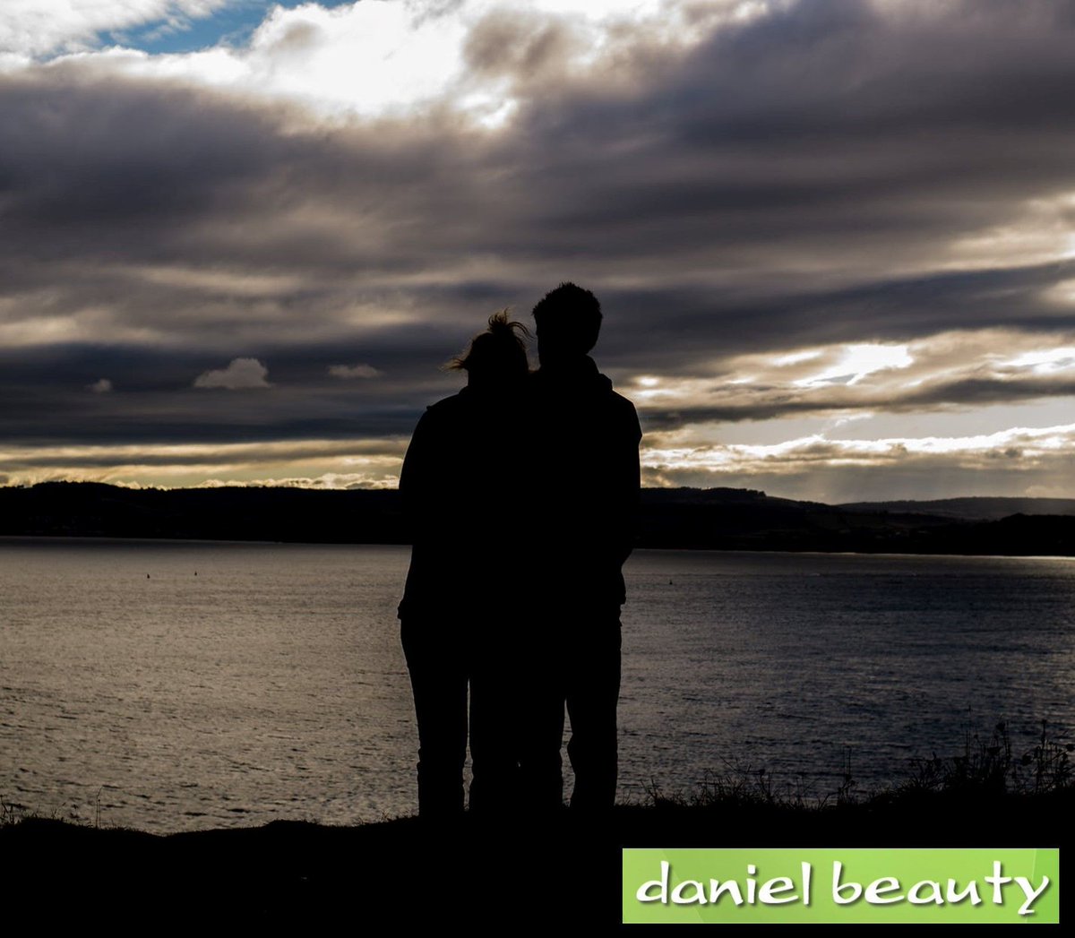 Feeling bleak is only temporary. Even darkness must pass! #BlueMonday

Take the strain off your mind with an Indian Head Massage: buff.ly/3rlOTaZ 

#MondayMotivation #blue #sadness #bleak #hug #positivity #mind #mentalhealth #indianheadmassage #headmassage #massage