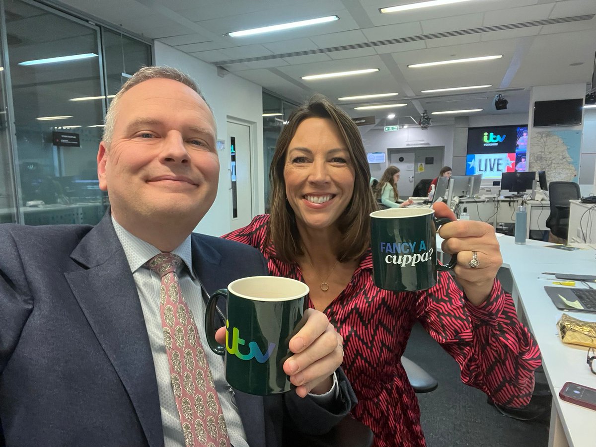 Just time for a quick birthday tea for me with ⁦<a href="/IanWhiteNews/">Ian White</a>⁩ in our new #ITV mugs! See you later for ⁦<a href="/itvcalendar/">ITV News Calendar</a>⁩ at 6 😘