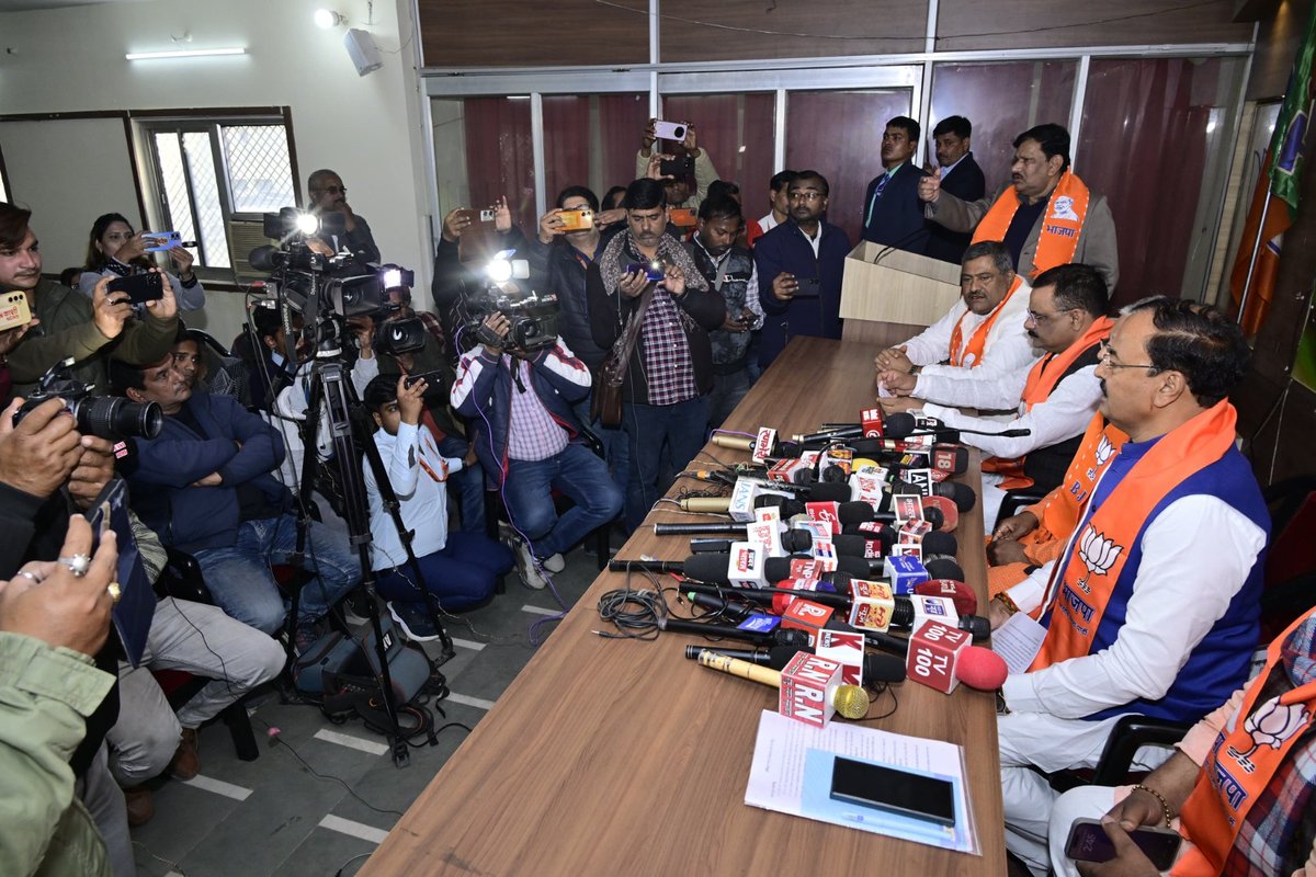 उपमुख्यमंत्री श्री <a href="/kpmaurya1/">Keshav Prasad Maurya</a> ने जनपद वाराणसी के सिगरा स्थित महानगर भाजपा कार्यालय में ‘संविधान गौरव अभियान’ से संबंधित विषयों पर आयोजित प्रेस वार्ता को संबोधित किया।

#SamvidhanGaurav